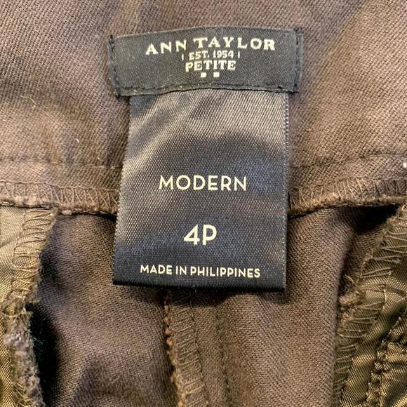 Ann Taylor Women's Modern Straight Leg Dress Pant Low-Rise Black Size 4P - Picture 3 of 5